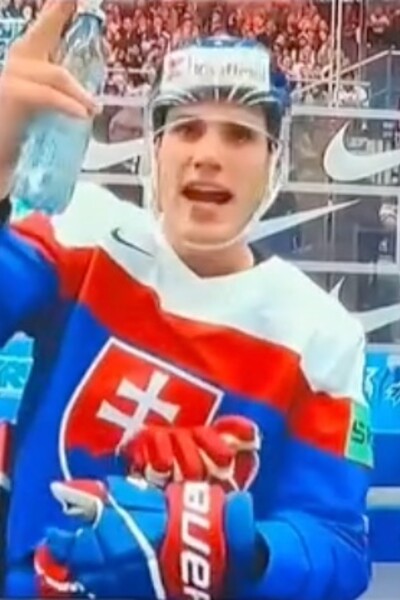 VIDEO: Slovákov baví rozhorčený Slafkovský počas zápasu s Nemeckom. „Na p**u rozhodcovia, bu**ranti,“ odčítali mu z pier