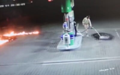 VIDEO: Slovenka liala na pumpe benzín na zem priamo z hadice, následne škrtla zápalkou