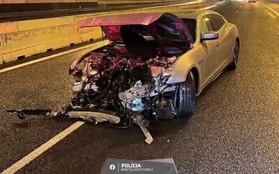 VIDEO: Slovenskí policajti naháňali luxusné Maserati. Vodič nakoniec vrazil do zvodidiel