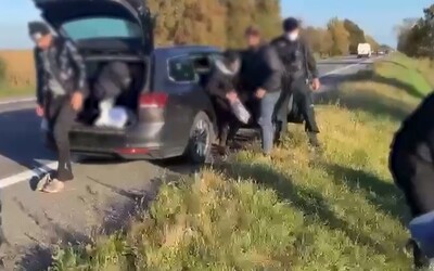 VIDEO: Slovenskí policajti zastavili auto, v ktorom sa tlačilo až 12 nelegálnych migrantov