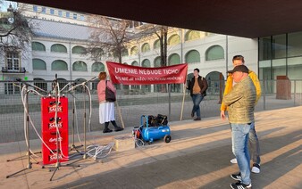 VIDEO: Slovenskú hymnu hral nástroj z fliaš od piva. Umelci týmto spôsobom protestujú pred SNG