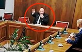 VIDEO: Slovenský politik v parlamentu hajloval a napodoboval Hitlera. Opozice žádá vysvětlení