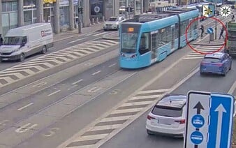 VIDEO: Smrti unikl jen o zlomek sekundy. Mladík v Ostravě málem vběhl přímo pod tramvaj