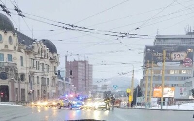 VIDEO: Šoféri v Prešove sa pobili v strede rušnej premávky. Na záberoch vidno, ako jeden z vodičov udiera druhého