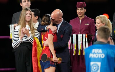 VIDEO: Španělský fotbalový funkcionář gratuloval hráčce polibkem na ústa. Ministryně ho nařkla ze sexuálního násilí