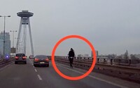 VIDEO: Spanilá jazda kolobežkára na bratislavskom Moste SNP v protismere zalarmovala políciu