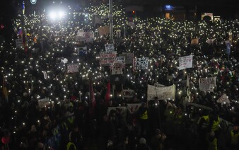 VIDEO: Srbský premiér podal demisiu. V krajine stále prebiehajú masové protesty