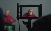VIDEO: Starí rodičia svojim vnúčatám na kameru opísali hrôzy nedemokratických režimov. Európska únia spustila kampaň pred voľbami