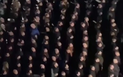VIDEO: Stovky Talianov hajlovali v Ríme. Na zhromaždenie priniesli aj neonacistický symbol