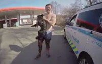 VIDEO: Strážník sundal uniformu a skočil pro psa uvíznutého v bahně