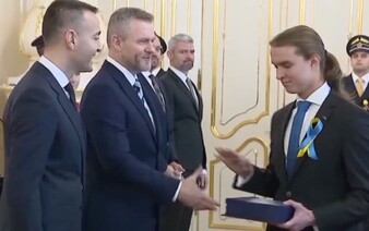 VIDEO: Študent gymnázia nepodal ruku prezidentovi. Pellegriniho odmietol ráznym gestom