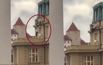 VIDEO: Študenti pri úteku pred strelcom skákali z budovy. O útoku v Prahe píšu svetové médiá