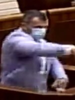 VIDEO: Suja oblial Matoviča v parlamente vodou. „Ste človek, ktorý vedie organizovanú zločineckú skupinu,“ kričal na neho