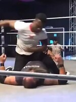 VIDEO: Syn bývalé UFC hvězdy brutálně napadl během show wrestlera. Bezvládného ho bil na zemi