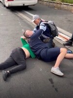 VIDEO: „Tak sebou netřískej a budeš normálně žít.“ Násilný incident před Úřadem vlády řeší policie