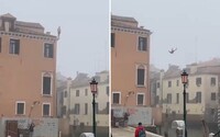 VIDEO: Takto „idiot“ v Benátkach skočil z trojposchodovej budovy do ikonického kanála. Starosta vyzval ľudí, aby ho nabonzovali