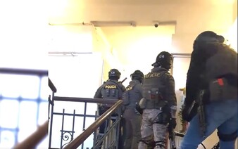 VIDEO: Takto policie zadržela člověka, který se chtěl inspirovat střelcem z Prahy