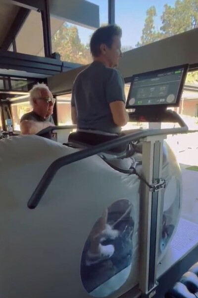 VIDEO: Takto tvrdo trénuje Jeremy Renner, ktorého prešiel 6,5-tonový pluh. Fanúšikom ukázal, ako chodí na špeciálnom páse
