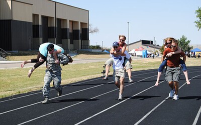 VIDEO: Takto vypadá tradiční finská soutěž v nošení manželek. Vítěz získá pivo ve váze partnerky, letos přibyla i kategorie žen