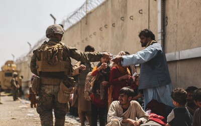 VIDEO: Takto vypadá zoufalství. Den po útocích v Kábulu se stále u letiště tísní tisíce Afghánců utíkajících před Tálibánem