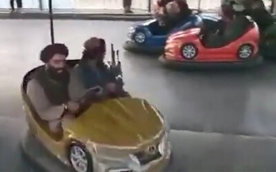 VIDEO: Tálibán na autodromu, kolotoči či v posilovně. Podívej se, jak militantní skupina bizarně slaví své vítězství