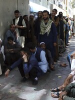 VIDEO: Tálibán nechal popravená těla viset z jeřábů v centru města. Kapala z nich krev a lidi varovali, že dopadnou stejně