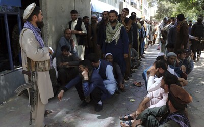 VIDEO: Tálibán nechal popravená těla viset z jeřábů v centru města. Kapala z nich krev a lidi varovali, že dopadnou stejně