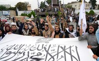 VIDEO: Taliban oslavoval rok od obsadenia krajiny. „Smrť Amerike,” kričali pred bývalým veľvyslanectvom USA