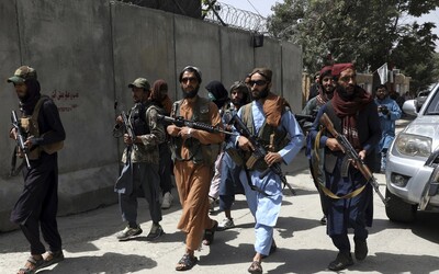 VIDEO: Tálibán rozehnal dav protestujících žen. Ozbrojenci stříleli do vzduchu a některé demonstrantky zbili