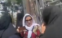 VIDEO: Tálibán rozehnal dav protestujících žen. Ozbrojenci stříleli do vzduchu a některé demonstrantky zbili