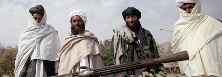 VIDEO: Tálibán si přivlastňuje Afghánistán. Vězně pouští na svobodu, v Kábulu už lidé odstraňují ženy z reklamních ploch