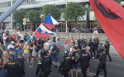 VIDEO: Ťažkoodenci zakročili po deviatich hodinách demonštrácií a blokácie hlavných ťahov Bratislavy