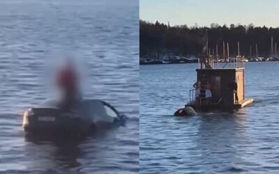 VIDEO: Tesla sa topila v nórskom fjorde. Motoristov zachránila plávajúca sauna