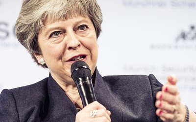 VIDEO: Theresa May předstírala šlofíka, znudil ji euroskeptik. Lepší materiál pro svoje memečka dnes nenajdeš
