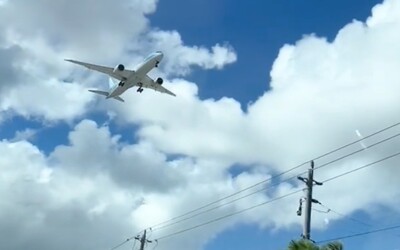 VIDEO: Tiktokerka natočila na obloze letadlo, které se vůbec nepohnulo. Má to však jednoduché vysvětlení