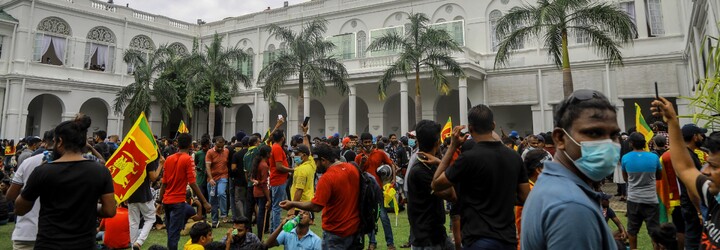 VIDEO: Tisícky demonštrantov vtrhli do rezidencie prezidenta na Srí Lanke. Kým utekal, kúpali sa v jeho bazéne