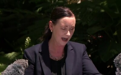 VIDEO: Tlačovku austrálskej ministerky prerušil veľký pavúk. Liezol jej po tele, kým hovorila o nových opatreniach