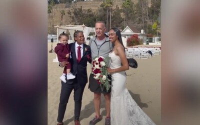 VIDEO: Tom Hanks opět přerušil velký den novomanželů. Tentokrát překvapil pár v Santa Monice 