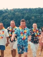 VIDEO: Tomio Okamura a jeho gang vydali nový letní song. „Mám chuť si změnit občanství,“ píší lidé