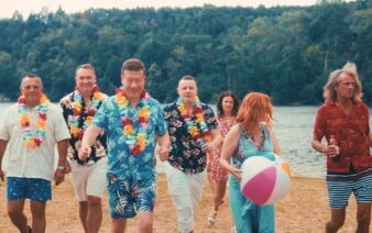 VIDEO: Tomio Okamura a jeho gang vydali nový letní song. „Mám chuť si změnit občanství,“ píší lidé