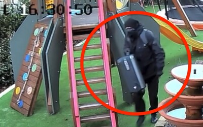 VIDEO: Toto je zlodej, ktorý sa vlámal k Rytmusovi a Jasmine. Kamera zachytila, že išlo o organizovanú skupinu