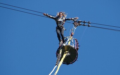 VIDEO: Tragická smrt při bungee jumpingu. Dívka skočila, ale nebyla připoutaná