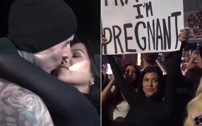 VIDEO: „Travis, som tehotná,“ napísala Kardashianka na obrovský transparent. Manžela prekvapila počas koncertu Blink-182