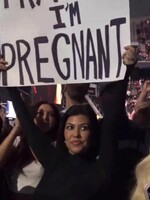 VIDEO: „Travisi, jsem těhotná,“ napsala Kardashianka na obrovský transparent. Manžela překvapila během koncertu Blink-182