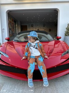 VIDEO: Tříletý chlapec se sám proháněl ve Ferrari za miliony korun
