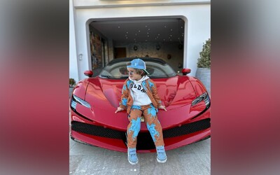 VIDEO: Tříletý chlapec se sám proháněl ve Ferrari za miliony korun