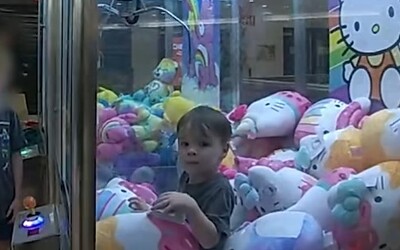 VIDEO: Trojročný chlapec uviazol v automate na hračky. „Vyhral si cenu, ktorú teda chceš?“ žartoval policajt po jeho záchrane