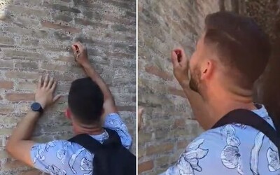 VIDEO: Turista vyryl frajerkino meno do najznámejšej pamiatky v Ríme. Na pokutu by priemerný Slovák šetril roky