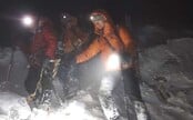 VIDEO: Turisti po zatmení uviazli v Tatrách. Pomáhať im museli horskí záchranári