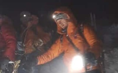 VIDEO: Turisti po zatmení uviazli v Tatrách. Pomáhať im museli horskí záchranári